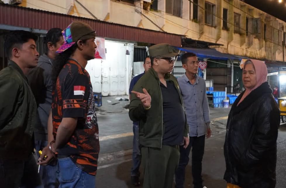 Wako Hendri Arnis saat berdialog dengan salah seorang pedagang. kuliner malam.